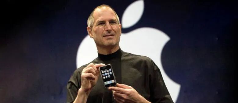 第一个拿着 iPhone 的人,已离去 14 年……